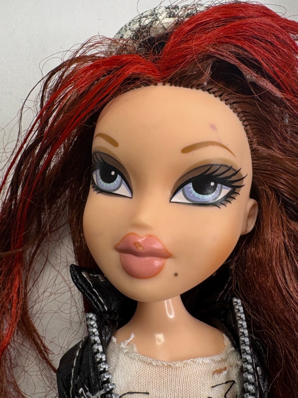 Vtg Bratz Rock Angelz Special Edition Roxxi Doll with Outfit Shoes Hat Guitar - Picture 8 of 11